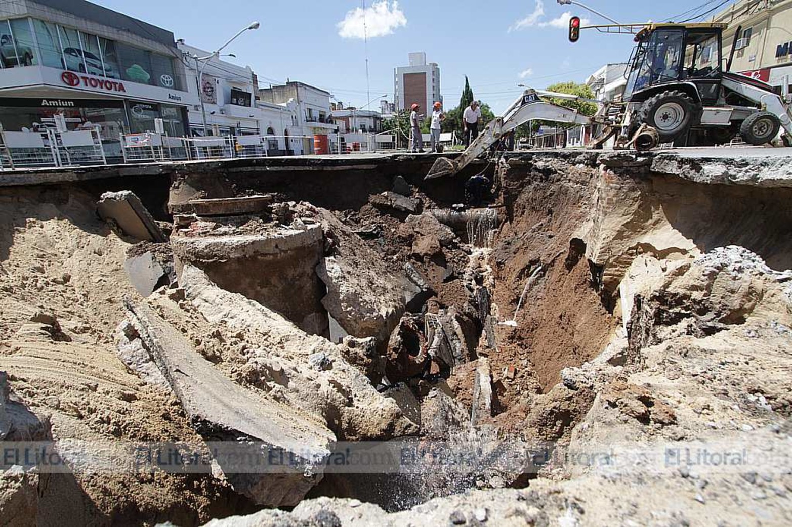 Momentos difíciles. A pocas horas de haberse roto el caño Assa debió tapar caños con mucha presión de agua.