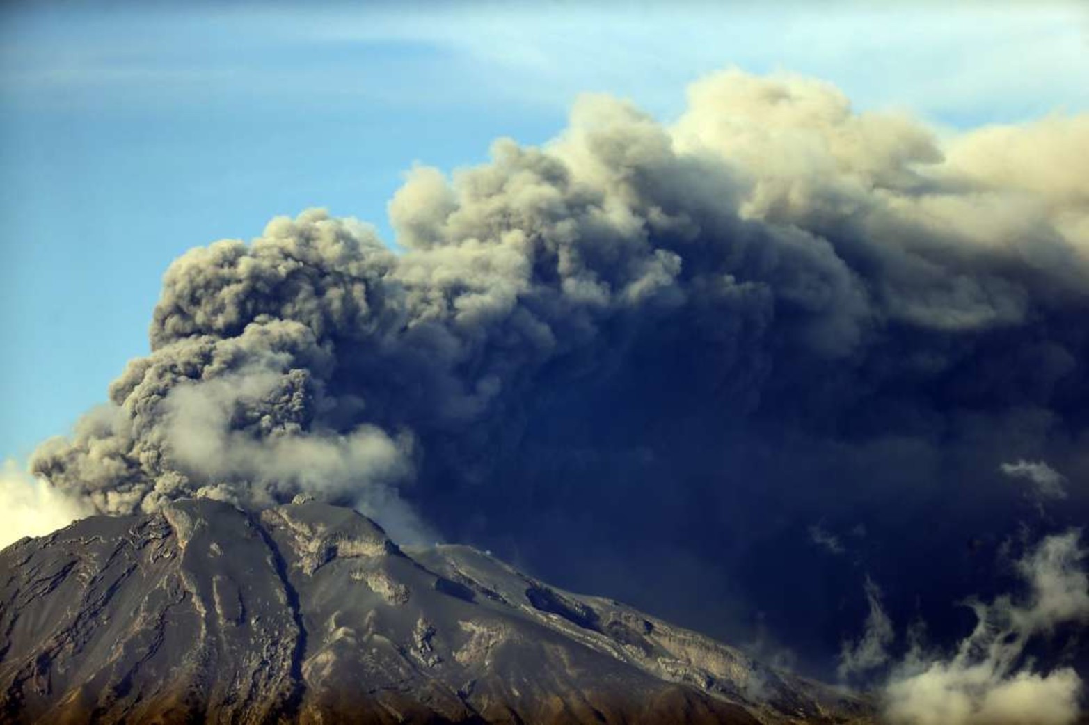 El volcán chileno Calbuco entró por tercera vez en erupción