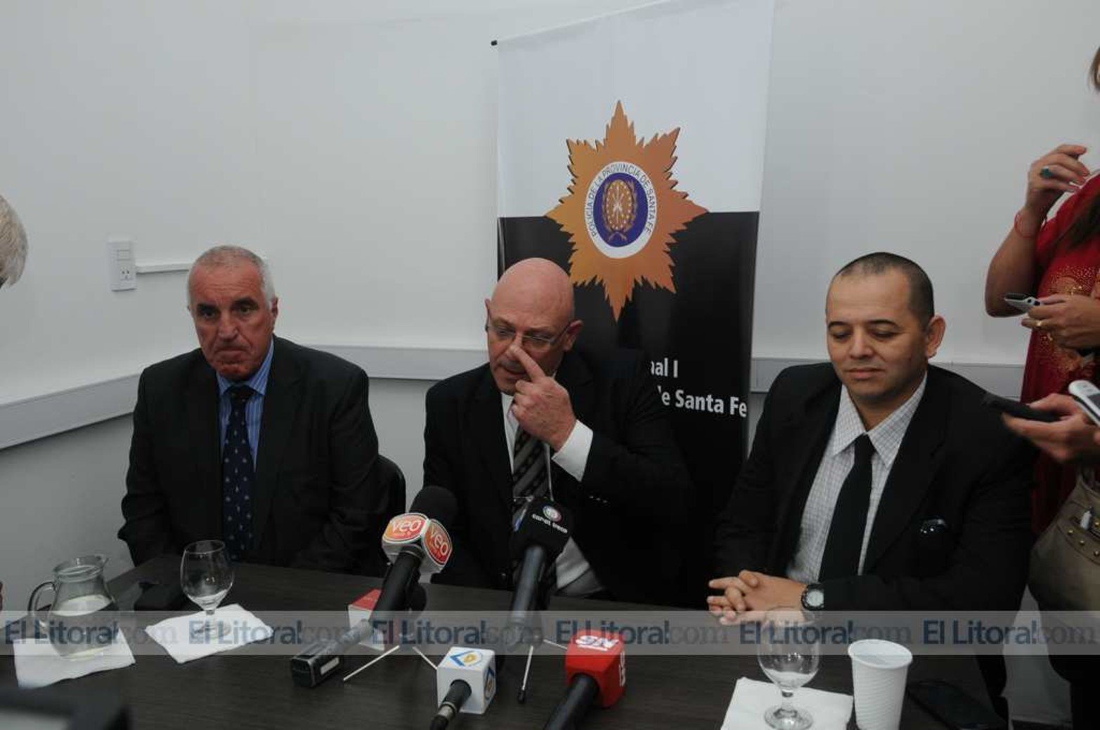 Sergio Vergara (centro) y Sergio Fernández (der.), están procesados por abuso de autoridad y violación de los deberes de funcionario público cuando siendo jefe y subjefe de la URI iniciaron una investigación paralela a la judicial por el hallazgo del camión. En la foto, junto a su abogado Claudio Torres del Sel (izq.).