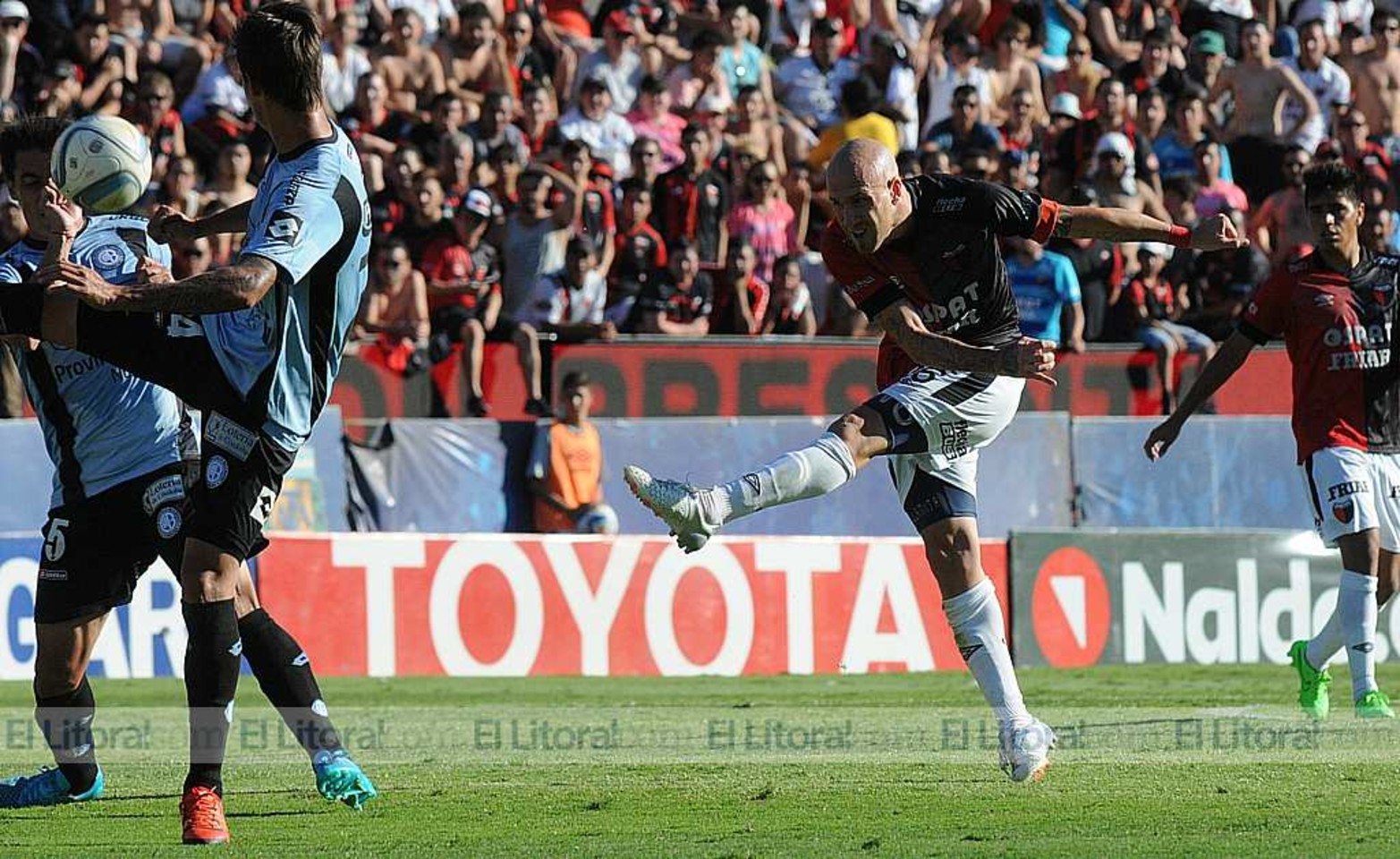 Colón y Belgrano dispurtaron el partido de ida de la Pre Liguilla Sudamericana. El próximo sábado se juega en Córdoba