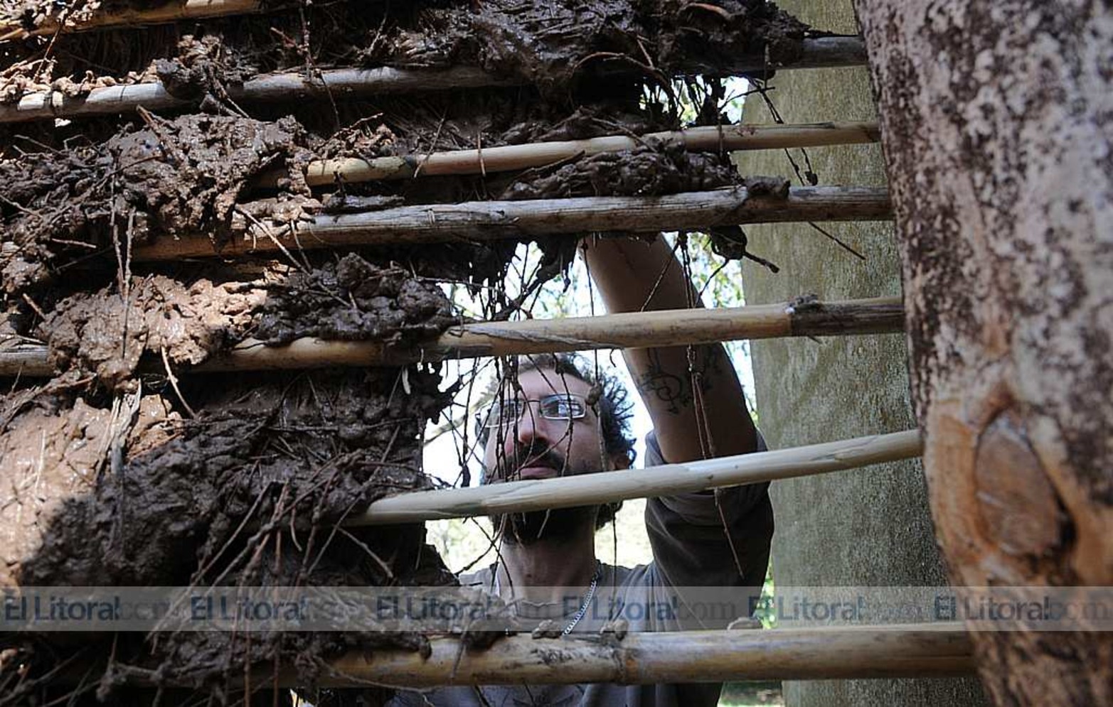 Con las manos se comienza a levantar la pared.