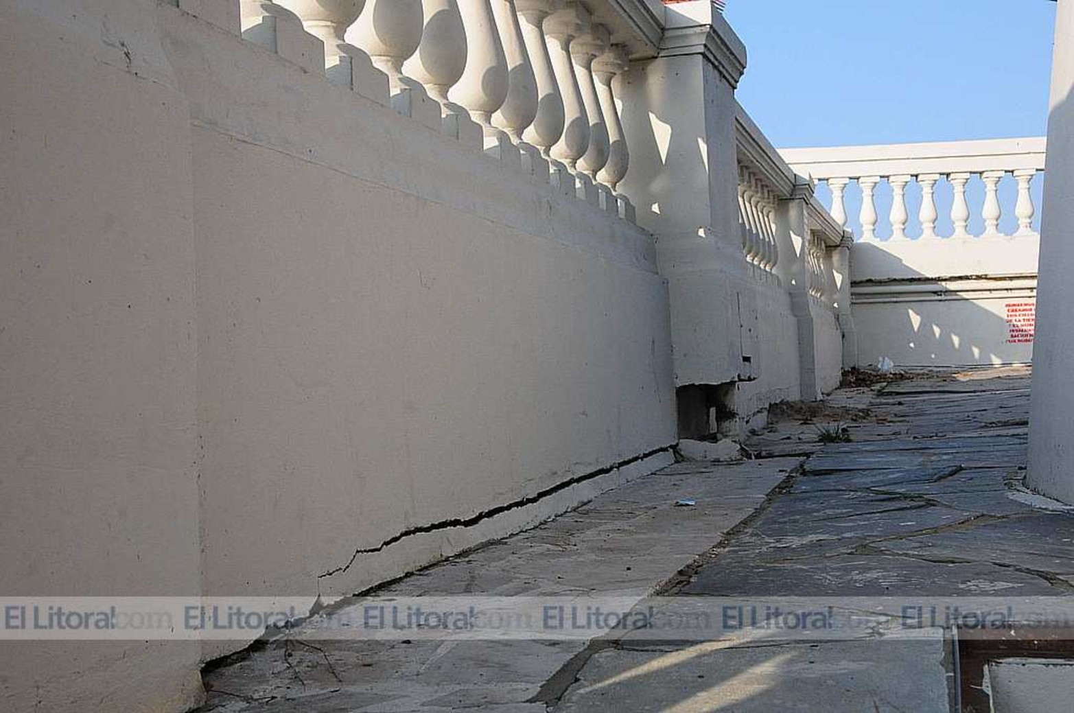 Larga grieta. Esta fisura se prolonga a lo largo de la baranda, a la que también le faltan columnas en algunos tramos.