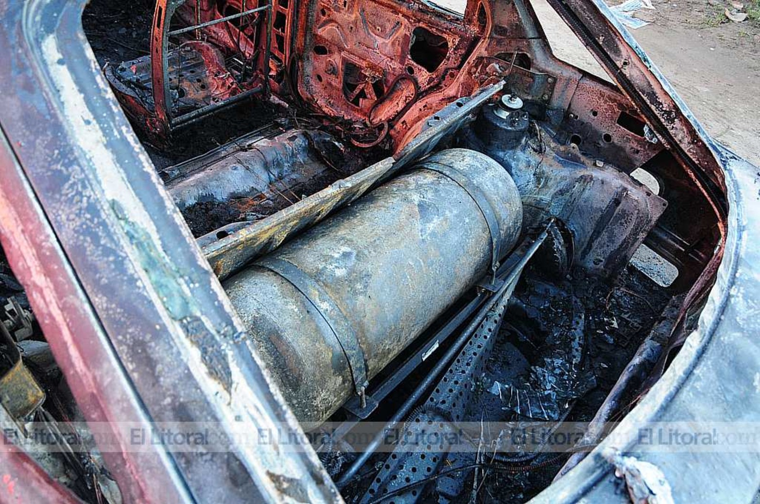 Ford Escort incendiado en la vía pública