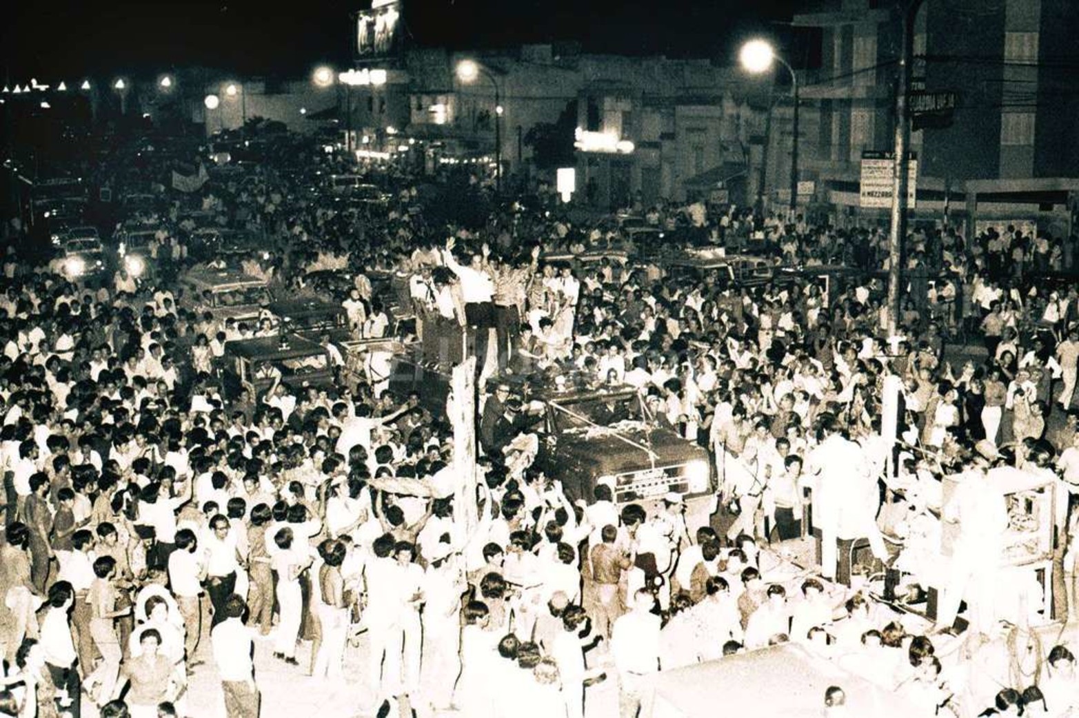 En Bulevar. La caravana multitudinaria festejando el título de Monzón.