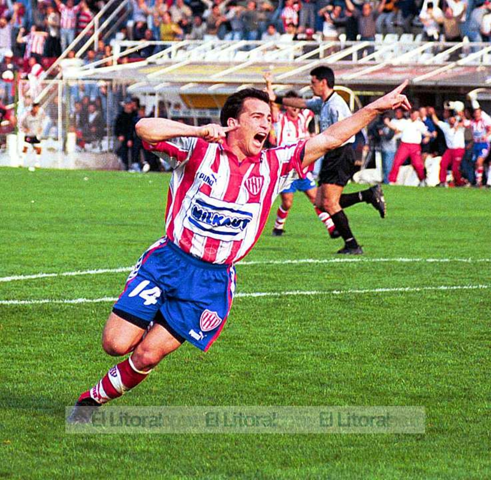 Después de 10 años... Unión cortó la sequía de 10 años sin poderle ganar a Colón, en aquél clásico del 5 de setiembre de 1999, cuando lo venció por 2 a 0 en el 15 de Abril. Uno de los goles lo hizo Silvera y el otro (foto) fue de Lautaro Trullet.