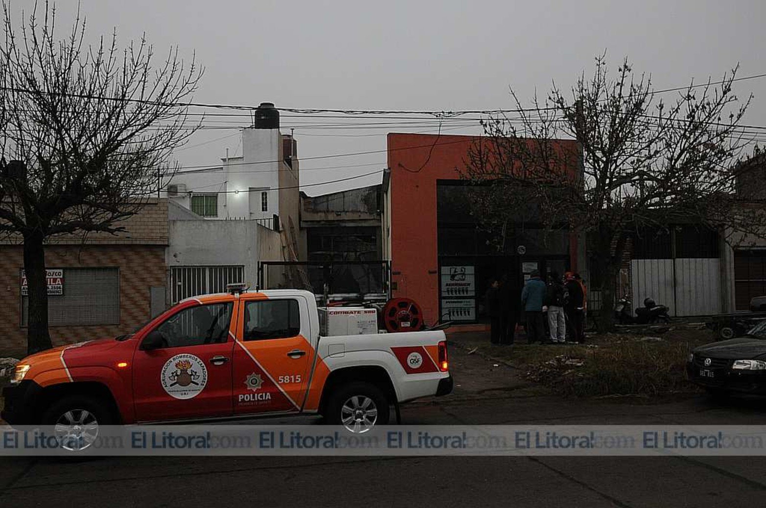Bomberos realizaron esta mañana una inspección en el taller del astillero para evaluar daños en la estructura