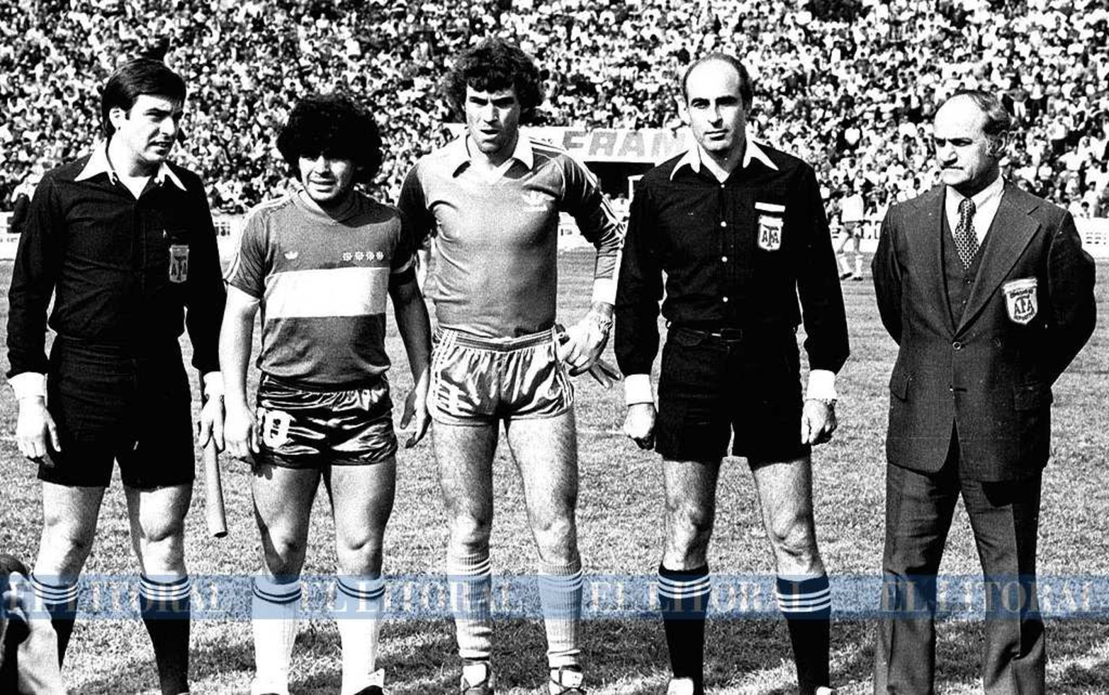 Año 1981. Maradona contra Unión. En la foto junto a Nery Pumpido