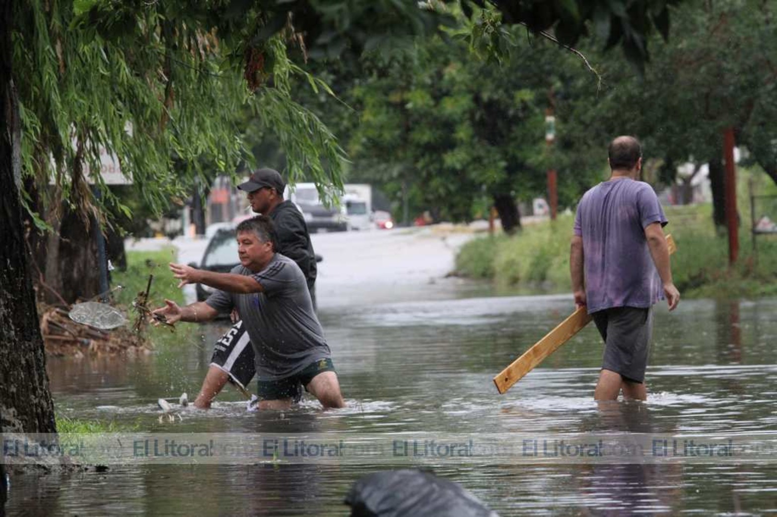 Barrio Chalet, desde la vecinal denunciaron que a las 9.50 recién prendieron la casa bomba Nº1.