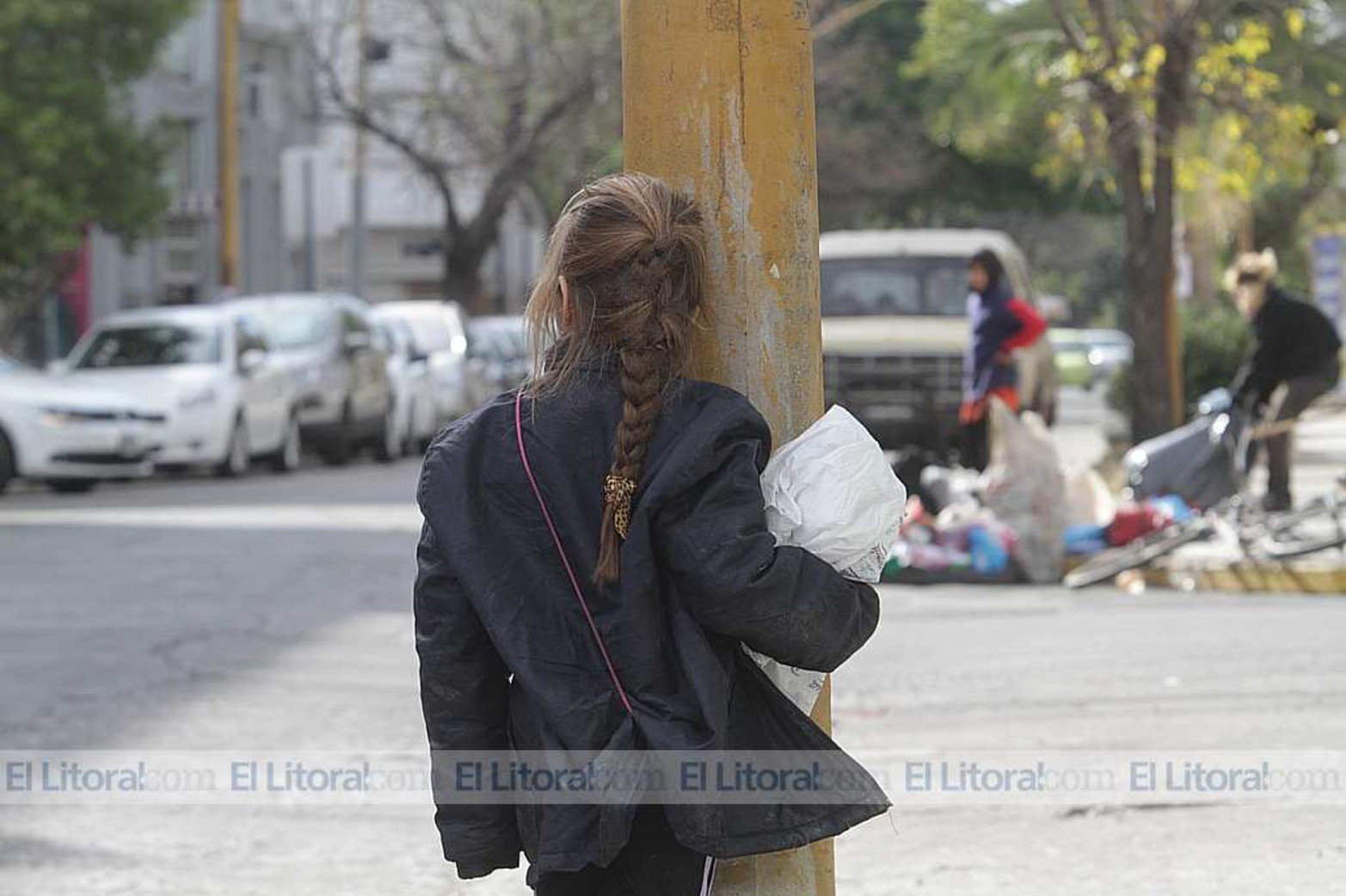 Familias ingresaron a un contenedor donde la empresa Coto tiró mercadería afectada por el incendio que la firma sufrió días atrás.