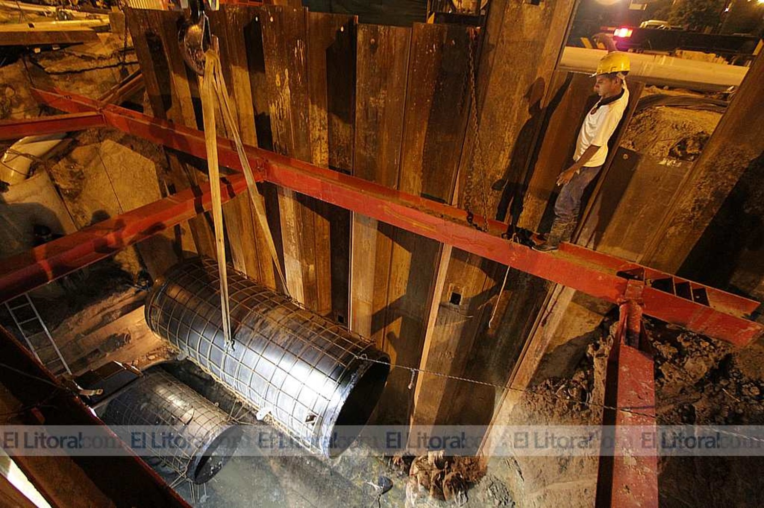 1 Trabajo hormiga. Los operarios de Aguas Santafesinas sacaron la arena que se metió una vez que se rompió el caño madre de la cloaca. Con baldes y pala fueron limpiando para poder colocar un nuevo tubo.
