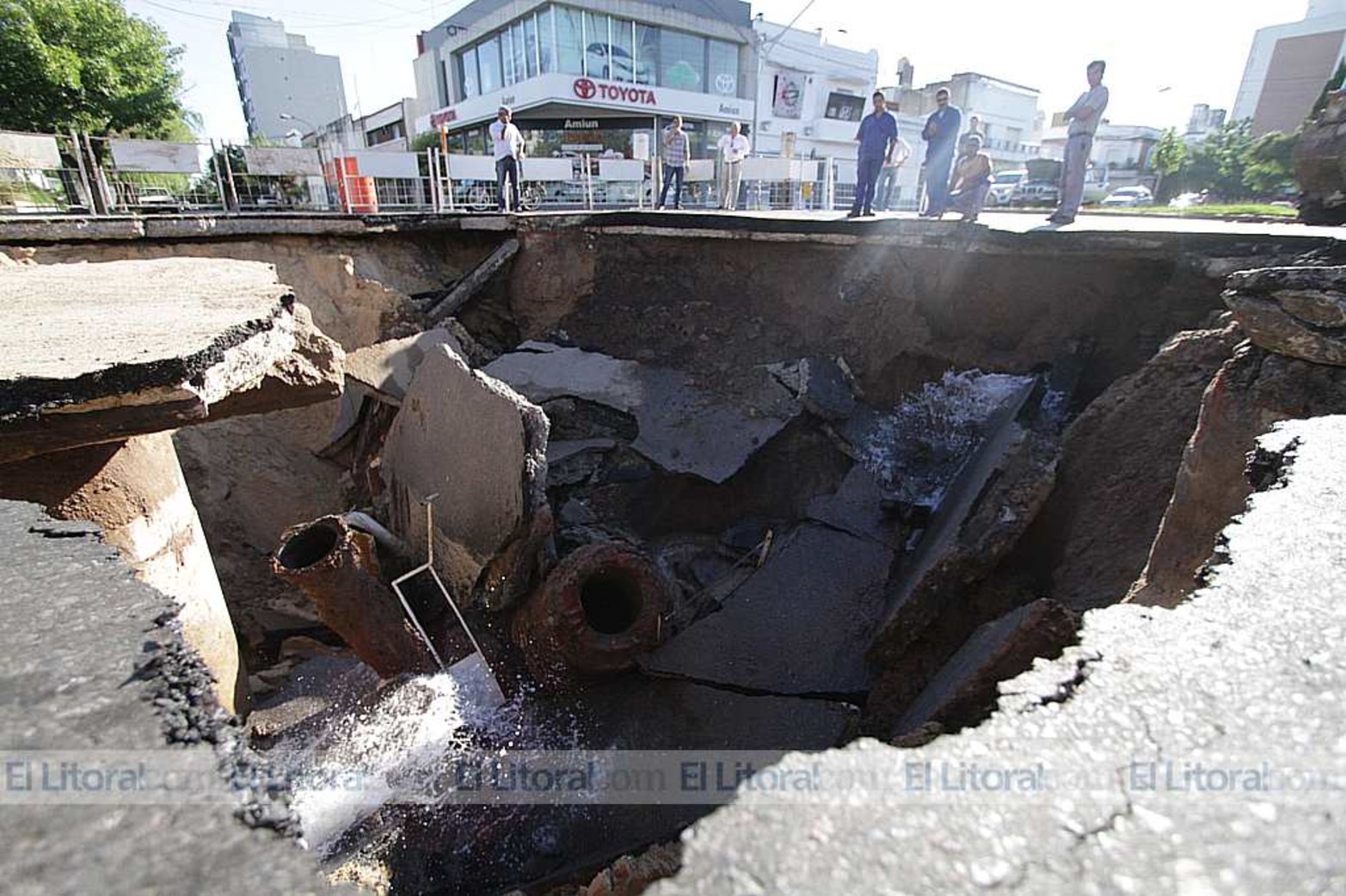 Sorpresa. En la mañana del 23 de febrero la ciudad despertó con un gran socavon que sorprendió a mas de un transeunte