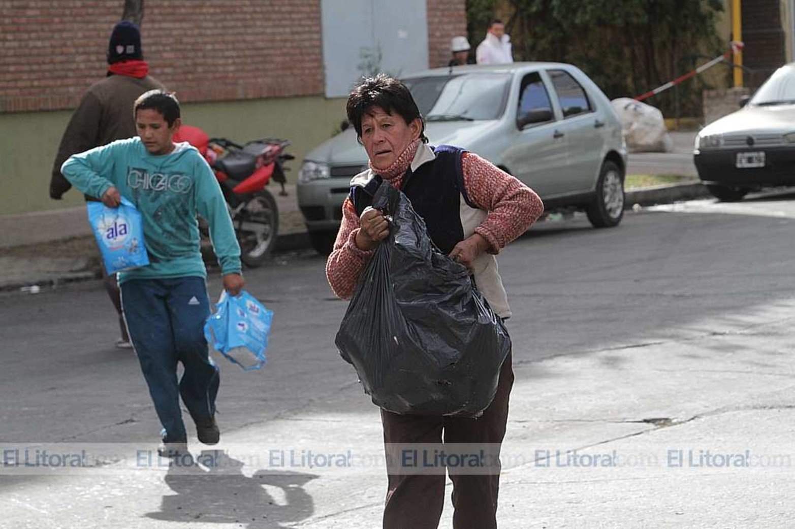 Familias ingresaron a un contenedor donde la empresa Coto tiró mercadería afectada por el incendio que la firma sufrió días atrás.