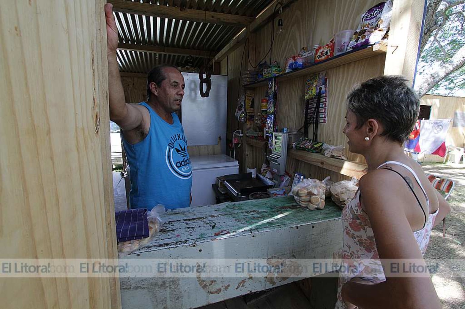De un negocio a un kiosco. Daniel Ponce de León, tenía un negocio/despensa en la Vuelta del Paraguayo. En uno de los modulos, pudo poner una cama y algunas heladeras.