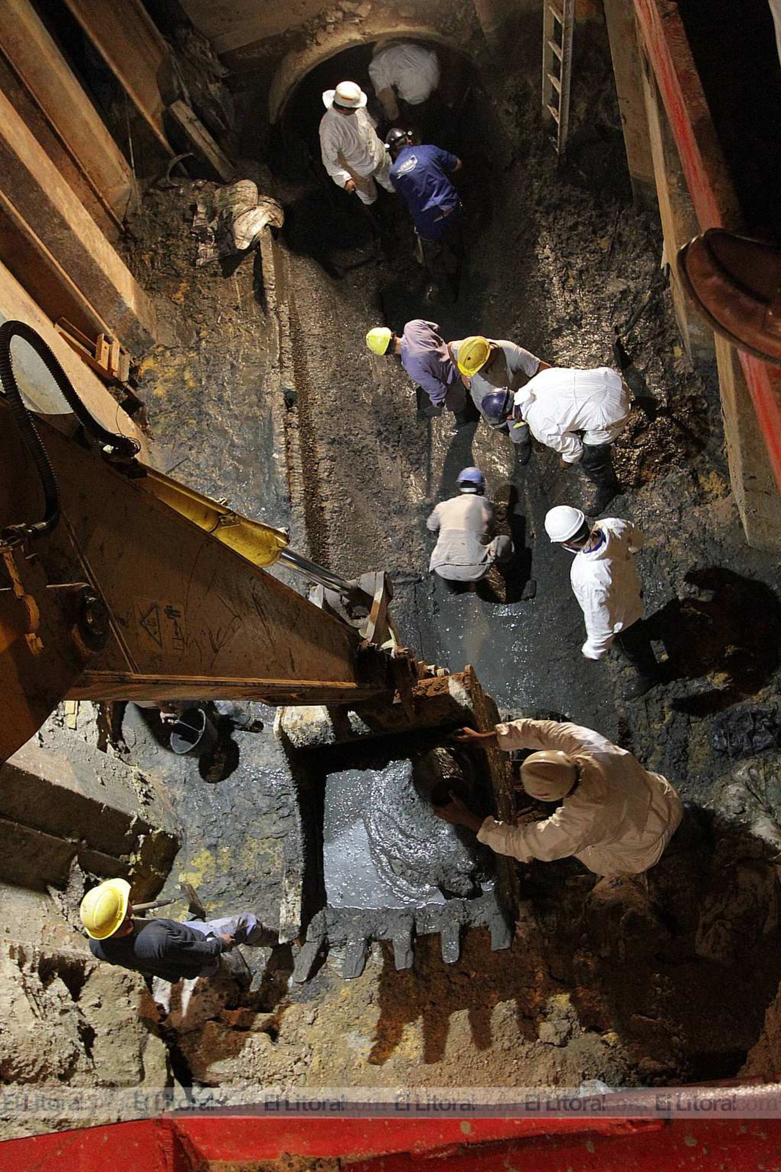 1 Trabajo hormiga. Los operarios de Aguas Santafesinas sacaron la arena que se metió una vez que se rompió el caño madre de la cloaca. Con baldes y pala fueron limpiando para poder colocar un nuevo tubo.