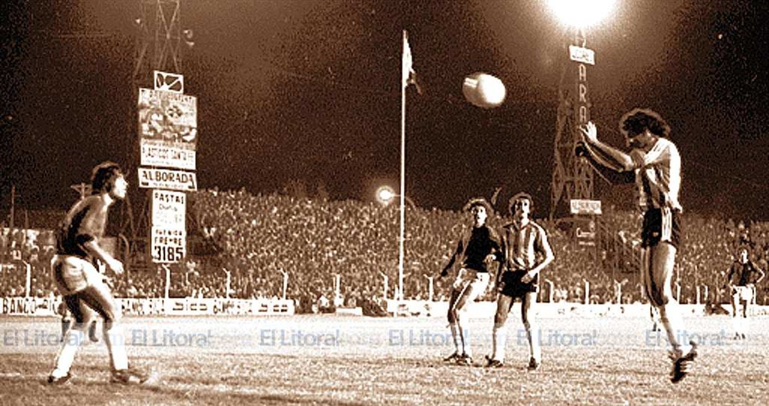 El Turco no perdona. Fue en 1980, año en el que también hubo cuatro clásicos. La cancha de Colón estaba de bote a bote y el Turco Alí convirtió, en el arco de la Jota Jota Paso, el gol de la victoria. En ese año, Unión ganó tres y Colón uno, con los goles de Pellegrini.