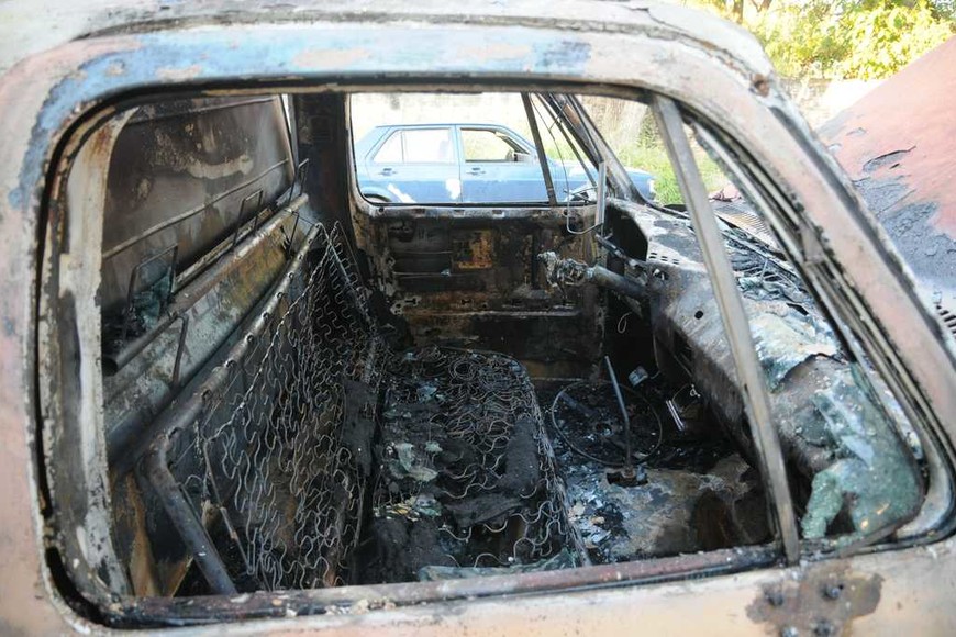 Camioneta quemada en barrio Schneider