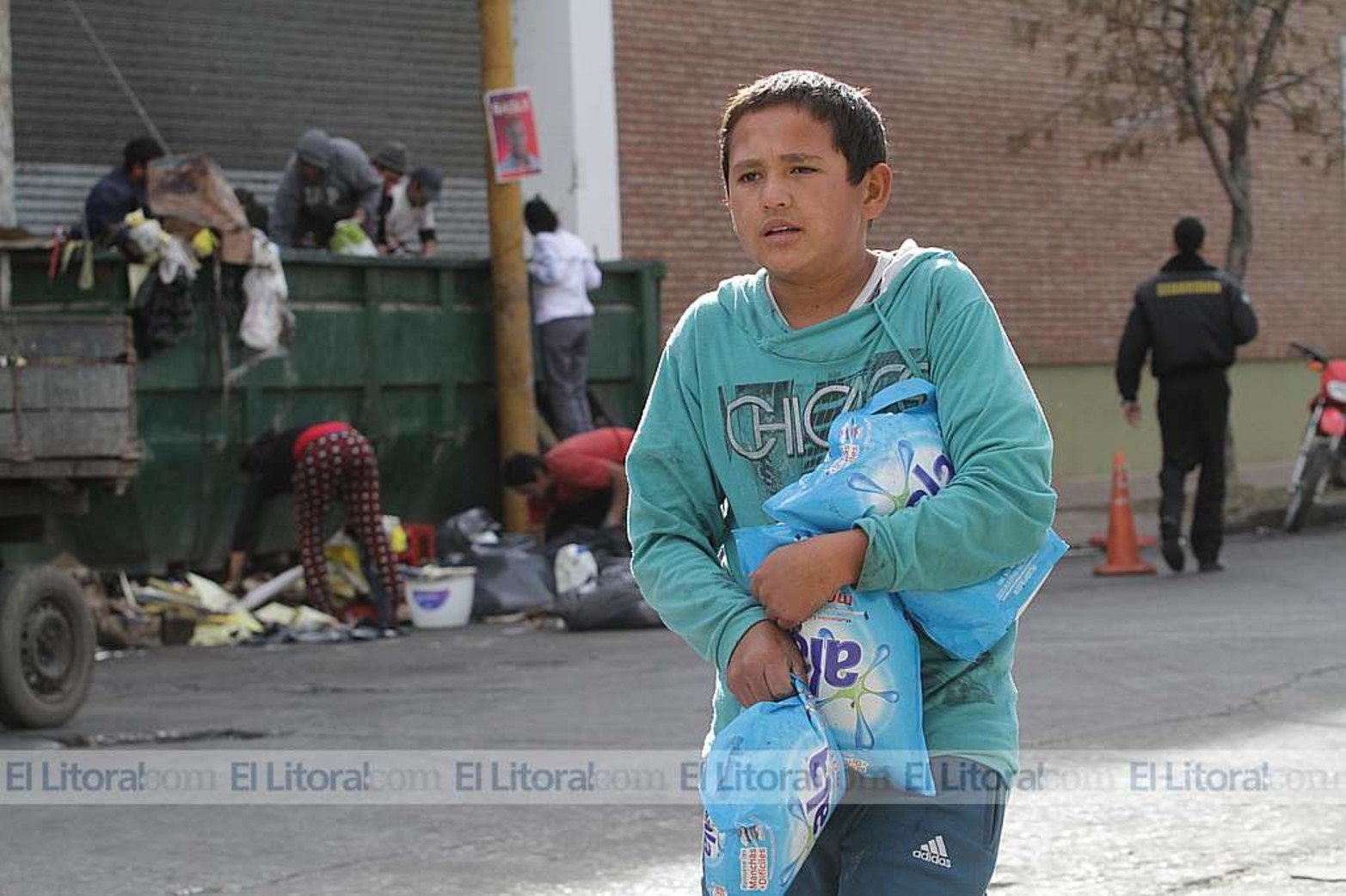 Familias ingresaron a un contenedor donde la empresa Coto tiró mercadería afectada por el incendio que la firma sufrió días atrás.