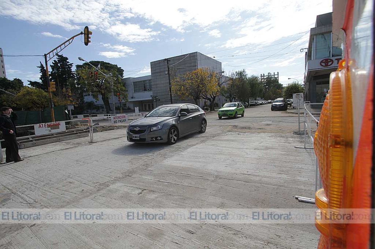Miércoles 13. Cerca del mediodía y con la cordinación de los semaforo que permiten girar hacía Urquiza se habilitó otro tramo. Ahora resta habilitar el tramo sur del boulevar