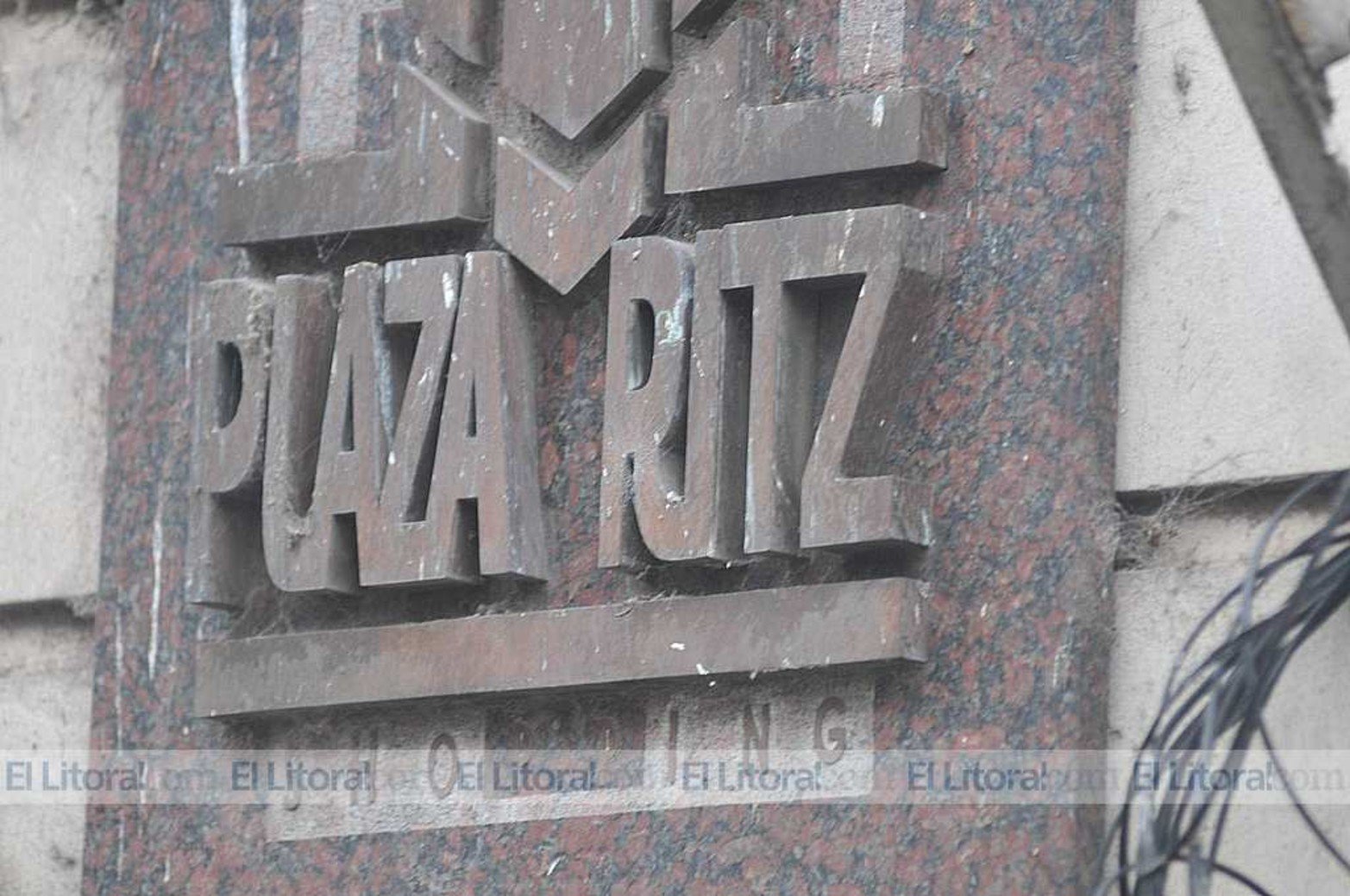 Signos de abandono y vandalismo en el edifio del ex hotel Plaza Ritz