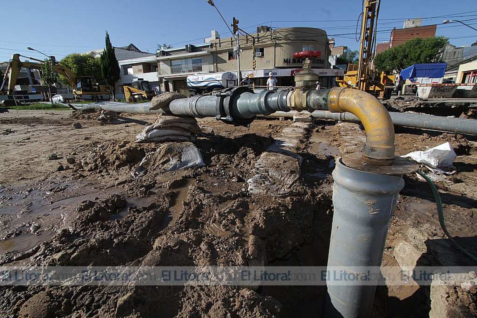 Baipas aéreo por dos. Por un lado se debió colocar 200 metros de caños con bombas que trasladaban los fluidos cloacales de calle Francia hasta 4 de Enero cuando se trabajó a la madrugada. Y por el otro colocaron bombas para bajar la presión de las napas de agua para que no se inunde la zona de trabajo.