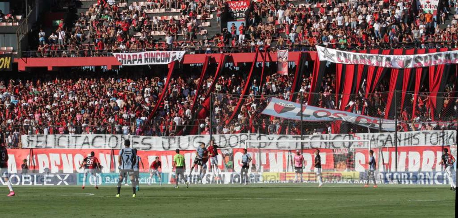 Un trapo en la tribuna norte agradeció al plantel y al cuerpo técnico