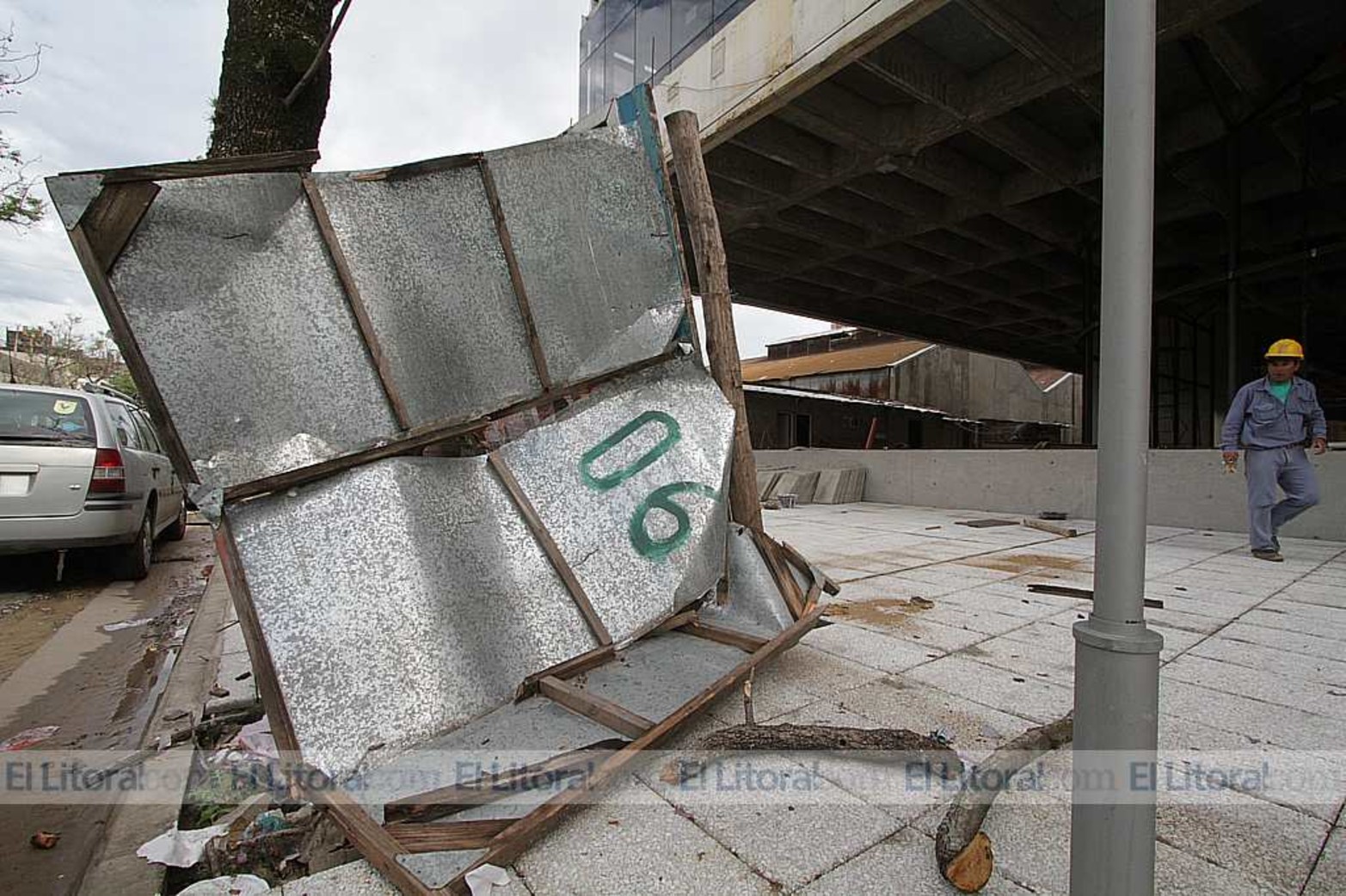 En la obra del CEMAFE carteles de publicidad derribaron una columna de luz