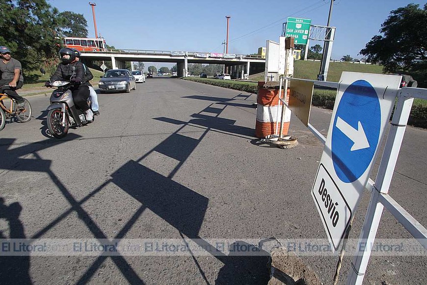 Corte de transito acceso puente carretero por obras
