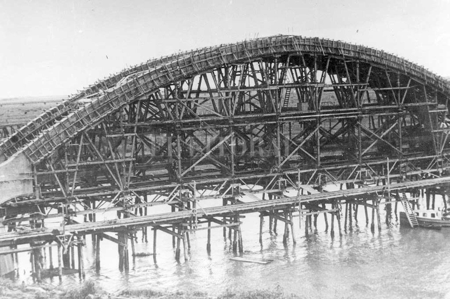 Arcos. Estas estructuras características del puente Carretero se apoyan sobre pilares, cada uno de los cuales descargan sus reacciones sobre dos cilindros de fundación huecos de 4 metros 50 centímetros de diámetro, con paredes doblemente armadas de 60 ccentímetros de espesor y de 24 metros de longitud, medidos desde el fondo del lecho del río hacia abajo. Son dos, construidos especialmente para soportar el mayor peso del tablero que implica cruzar el cauce principal del Salado y de El Vado.