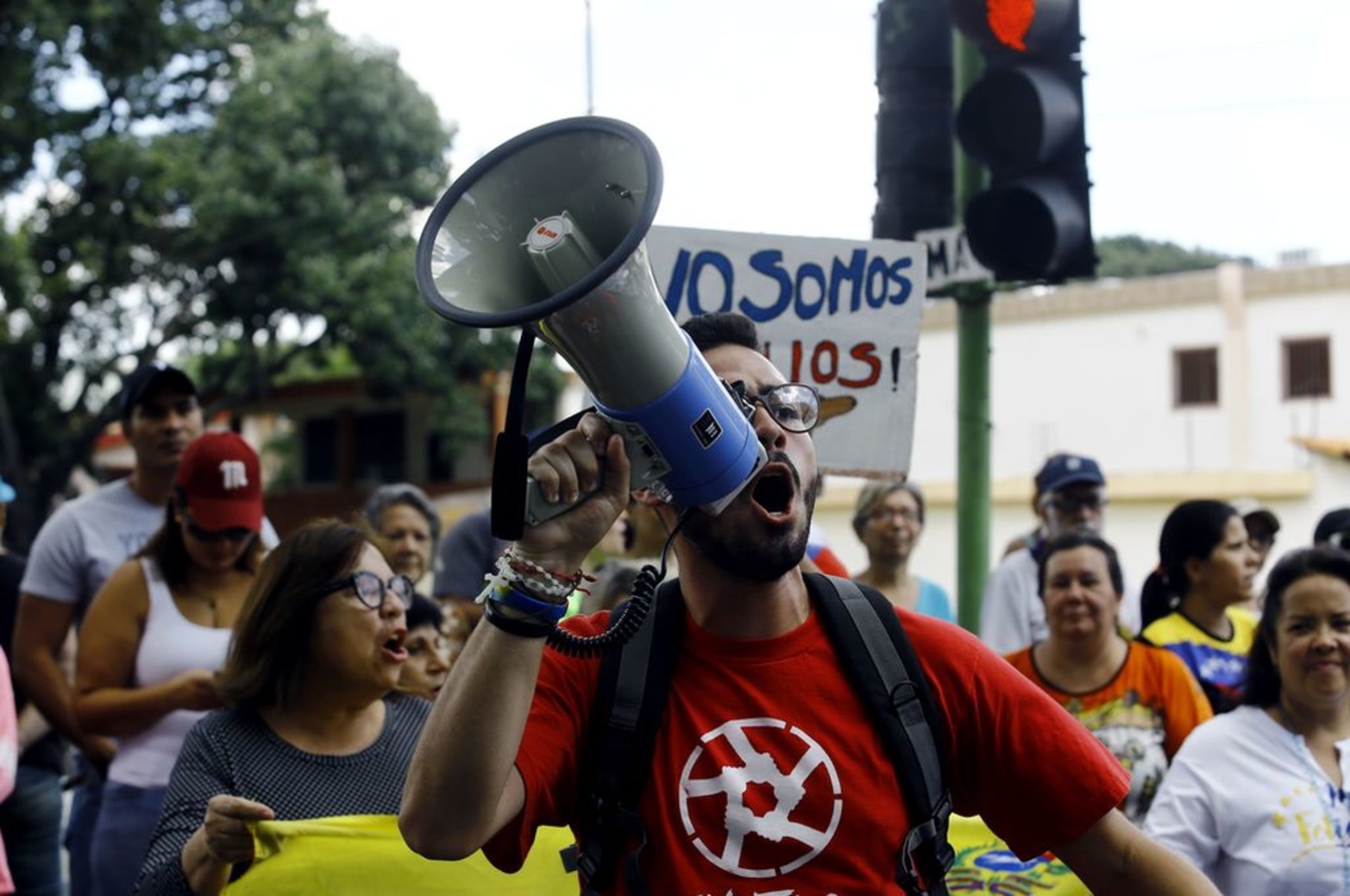 Manifestantes venezolanos protestan contra el deterioro de los servicios públicos como consecuencia de la crisis económica que asola al país.