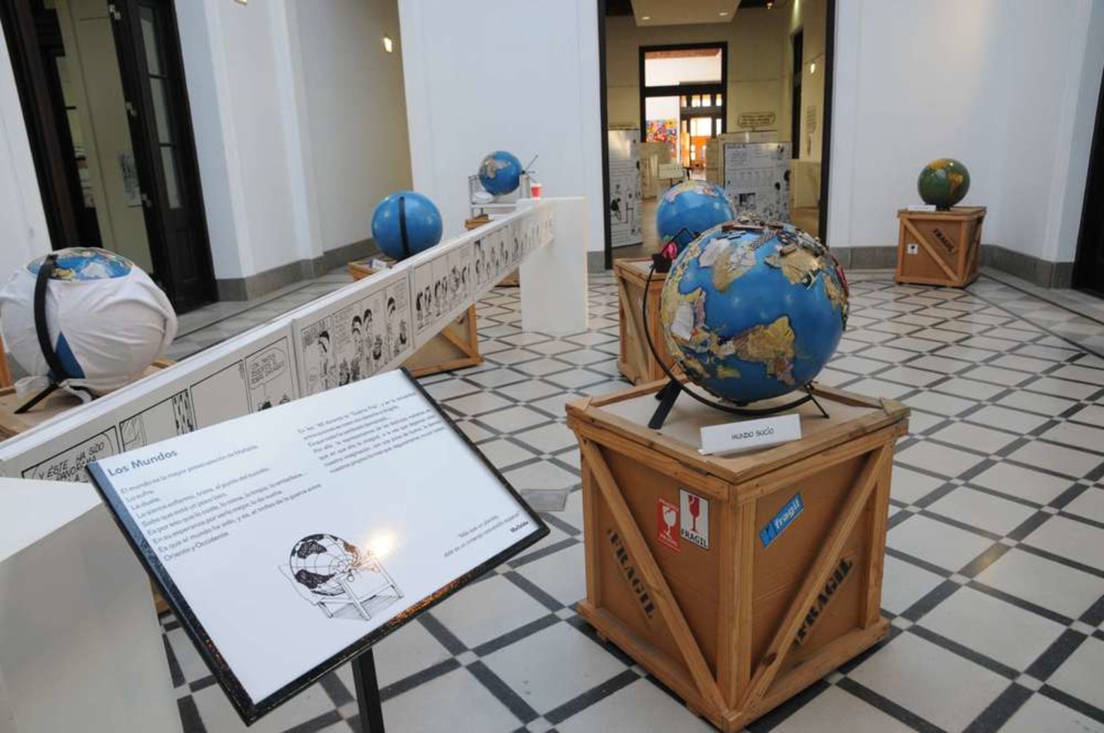 La muestra aborda el personaje de Quino, su familia y sus amigos a través de una serie de actividades y ambientaciones.