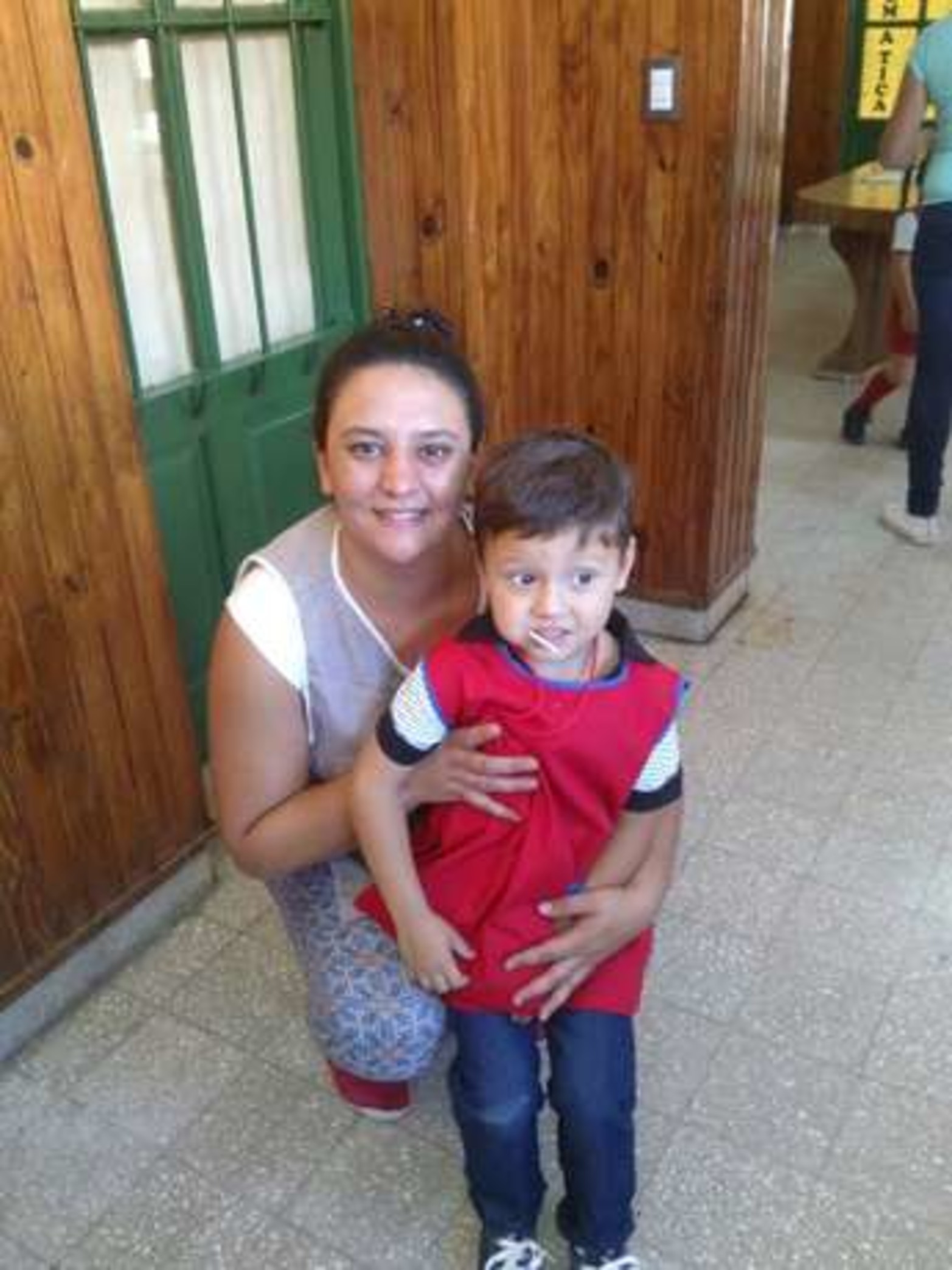Dilan con Belén, la asistente escolar de la N° 6117 Calchaqui
