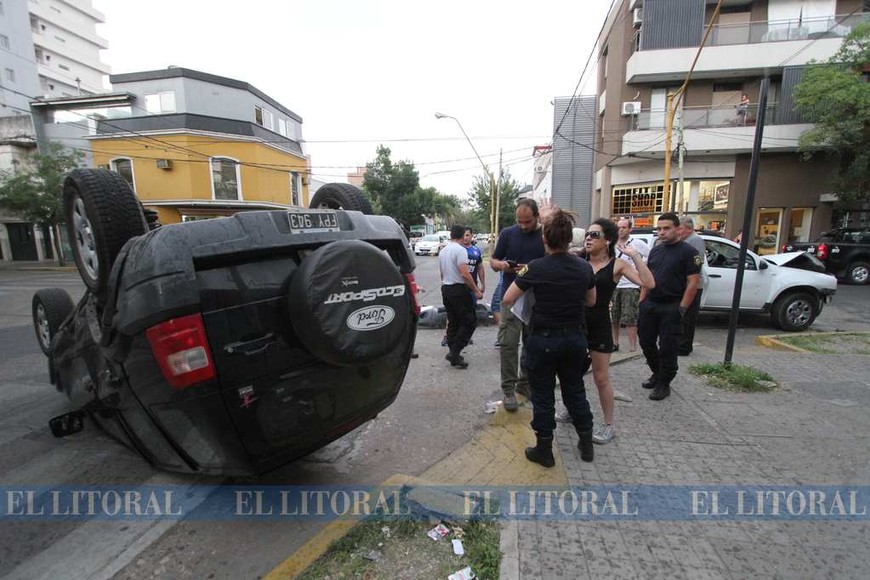 Violento choque y vuelco en la Recoleta