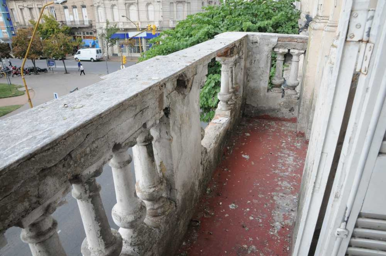Recorrida por la escuela Bustos. Esperan que lleguen las refacciones