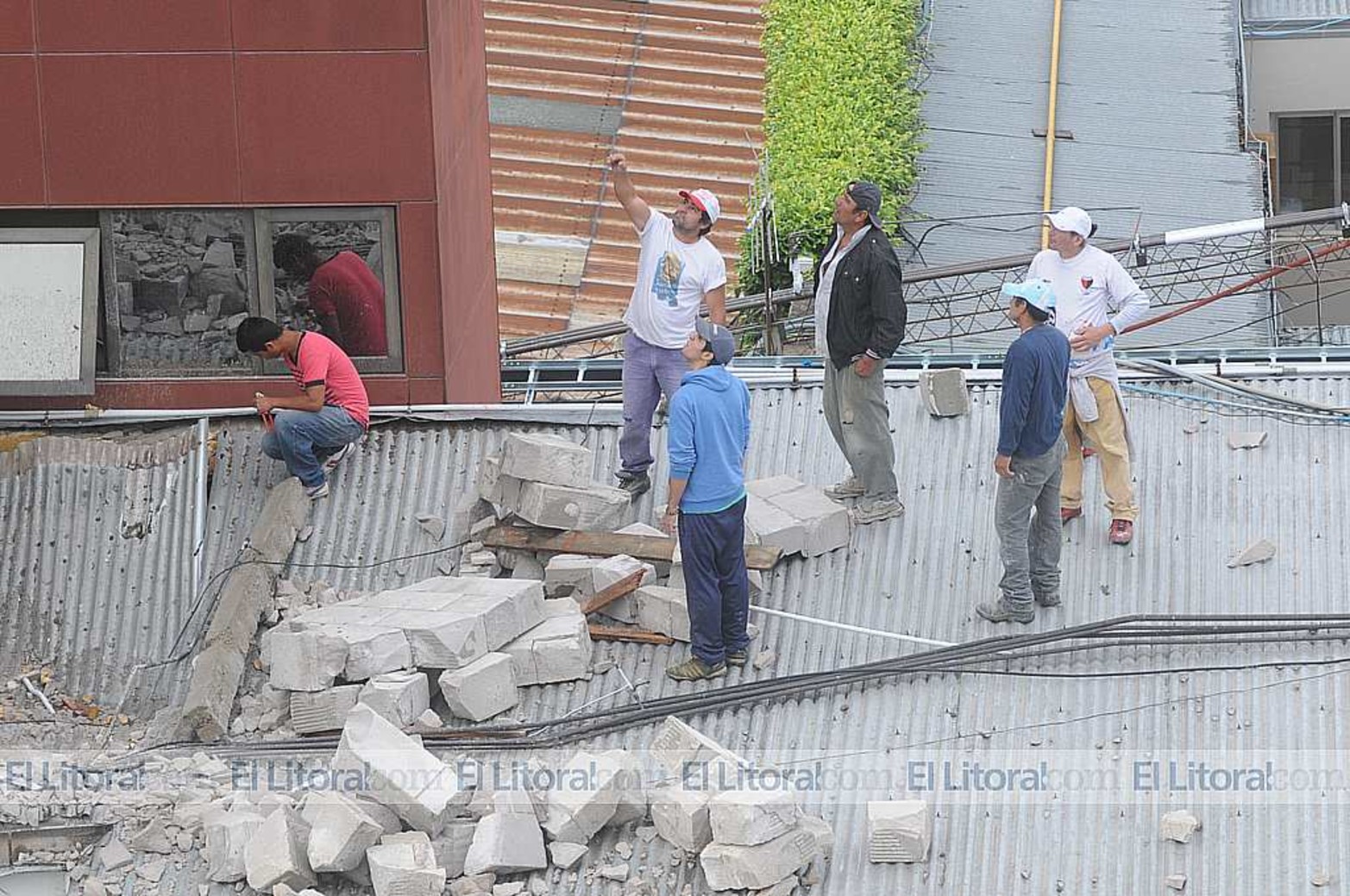 En un sanatorio privado de la ciudad cayó parte de una pared de una obra de ampliación