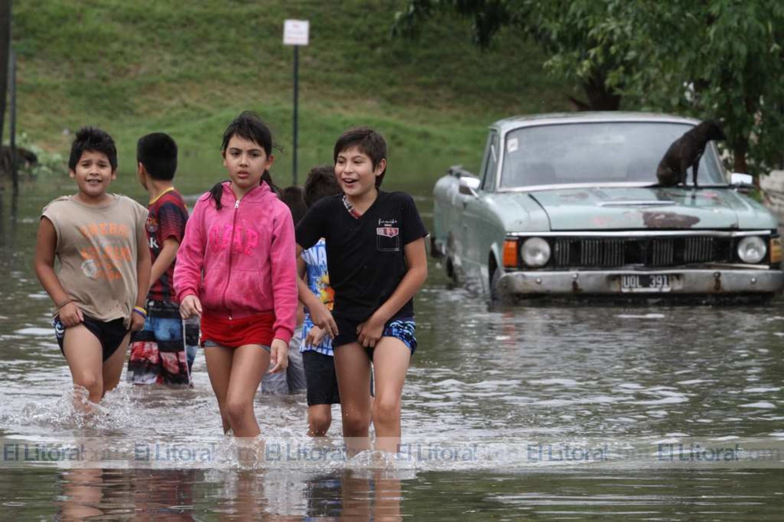 Barrio Chalet, desde la vecinal denunciaron que a las 9.50 recién prendieron la casa bomba Nº1.