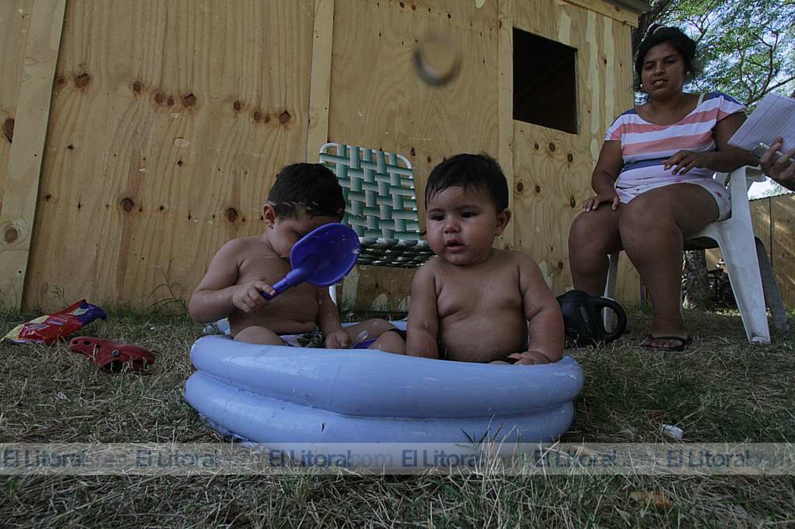Los niños que sufren el calor. Estos peques de solo meses, sus madres buscan refrescarlos en esta pequeña pileta.