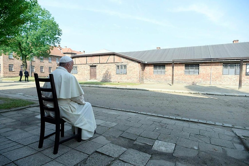 El papa visita el campo de extermino de Auschwitz