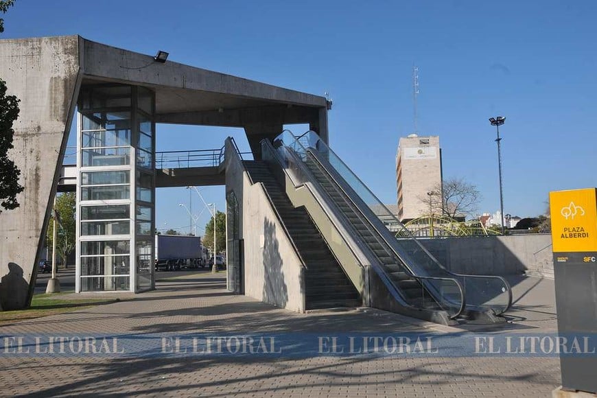 Puente peatonal de Av. 27 de Febrero en mal estado