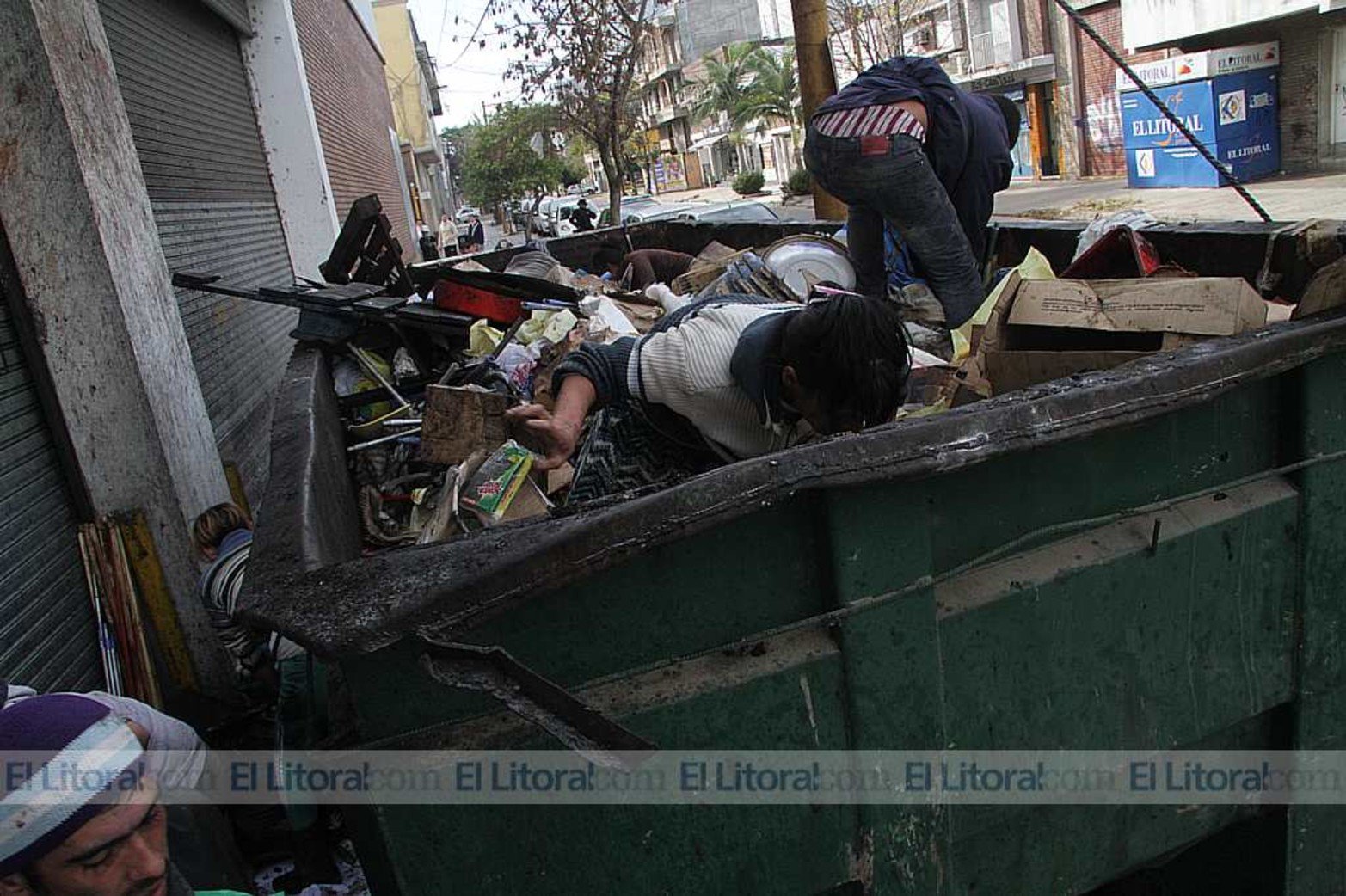 Familias ingresaron a un contenedor donde la empresa Coto tiró mercadería afectada por el incendio que la firma sufrió días atrás.