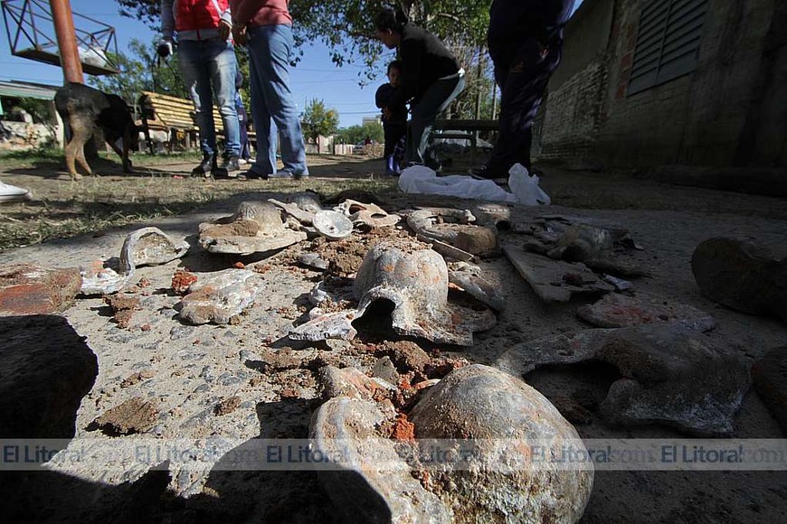 Encuentran en los escombros restos de ataúdes en Alto Verde