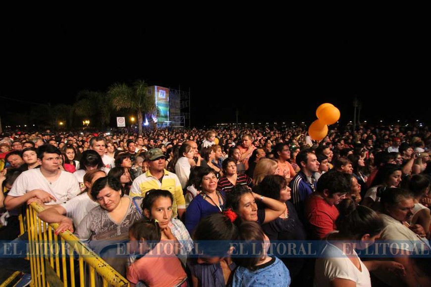 Los Palmeras junto a la Filarmónica, en la costanera