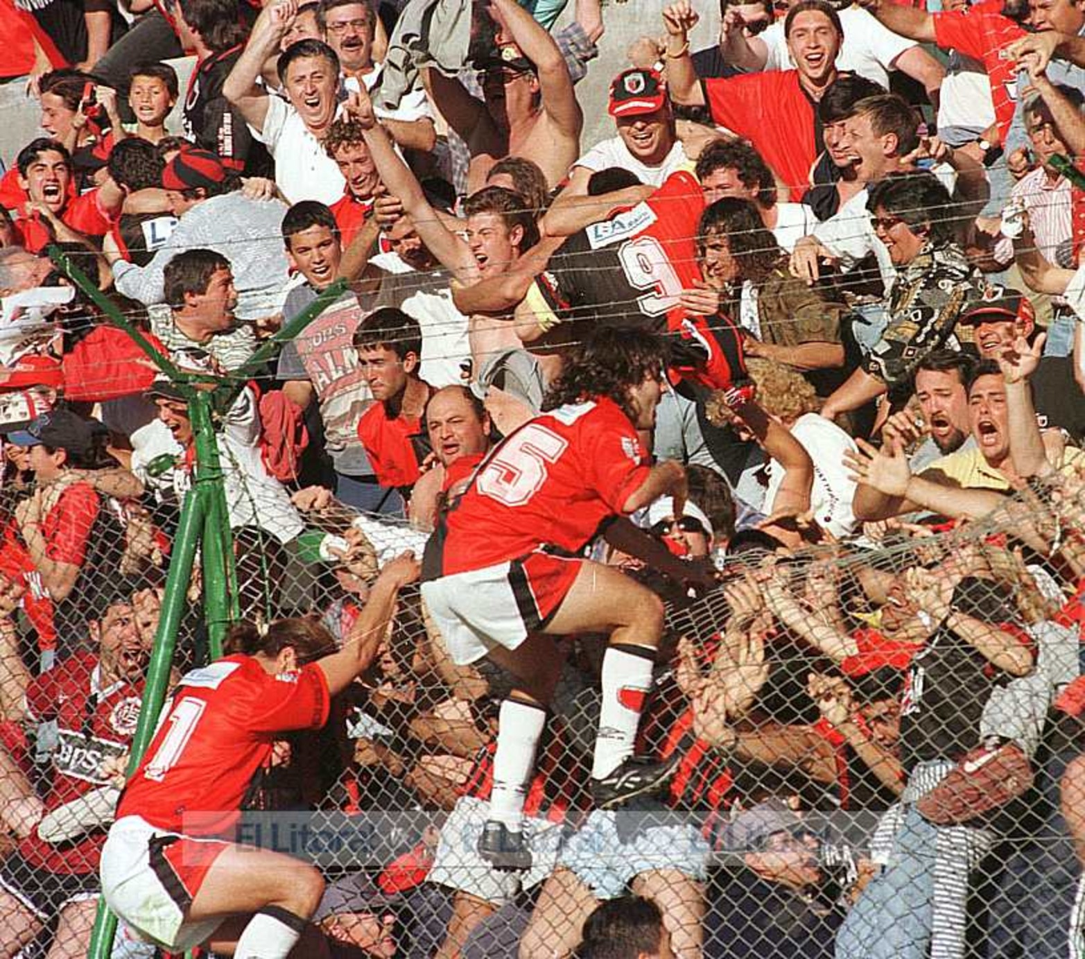 El loco festejo de Agoglia. En octubre de 1997, Colón y Unión igualaban en el Centenario 1 a 1, con goles de Castillo y Bezombe. Parecía que todo terminaba así, hasta que llegó el gol de Agoglia en el arco del Fonavi, en la agonía del partido.