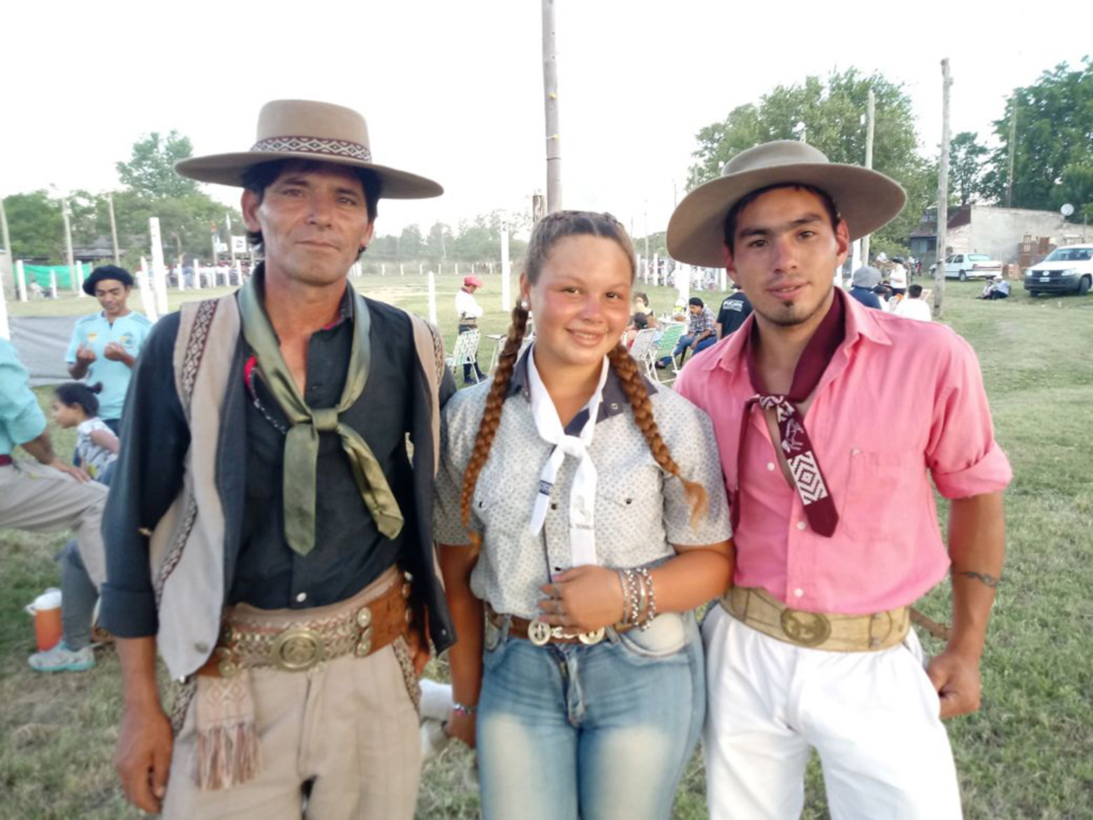 Son de Alto Verde. Alejandro, Nicole y Fabián llegaron ataviados con sus pilchas gauchas.