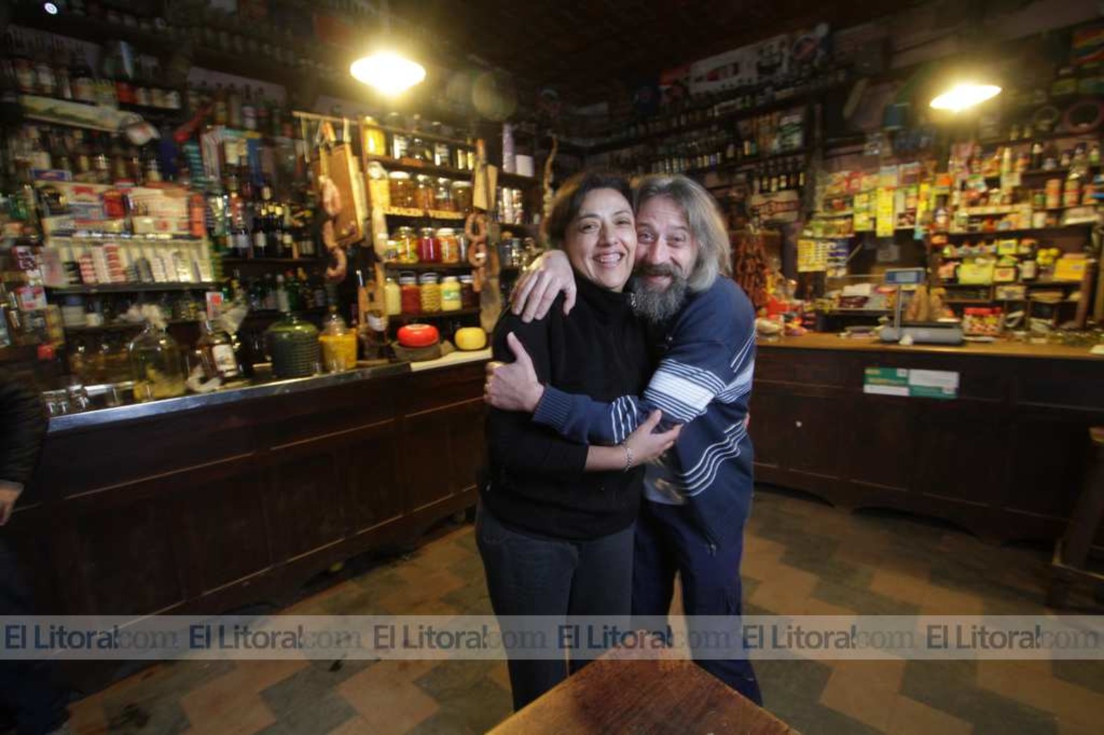 Jesús y Mariela, ambos sostienen el bar en un ambiente familiar