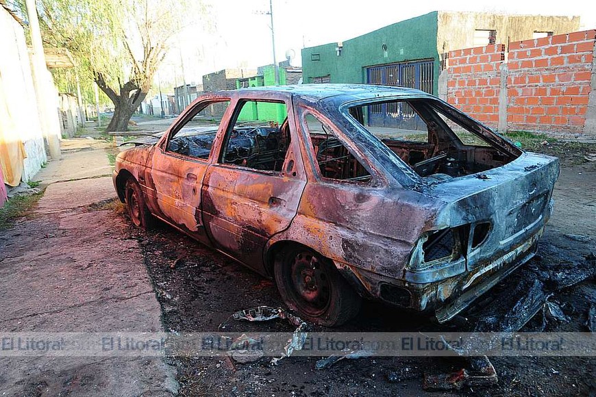 Auto quemado en Sta Rosa de Lima (15-07-2015)
