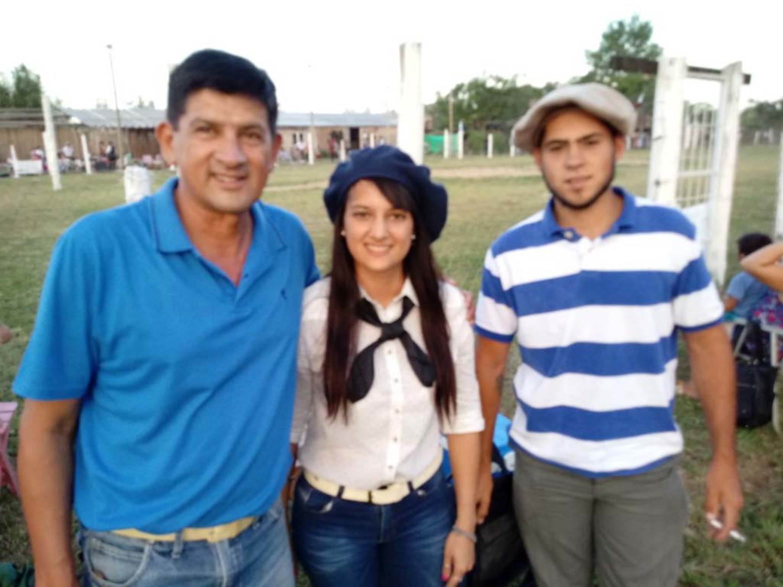 Gaucho todo terreno. Héctor Cejas, junto a Griselda y Ramiro Notta también llegaron temprano para no perderse ni un detalle del evento.