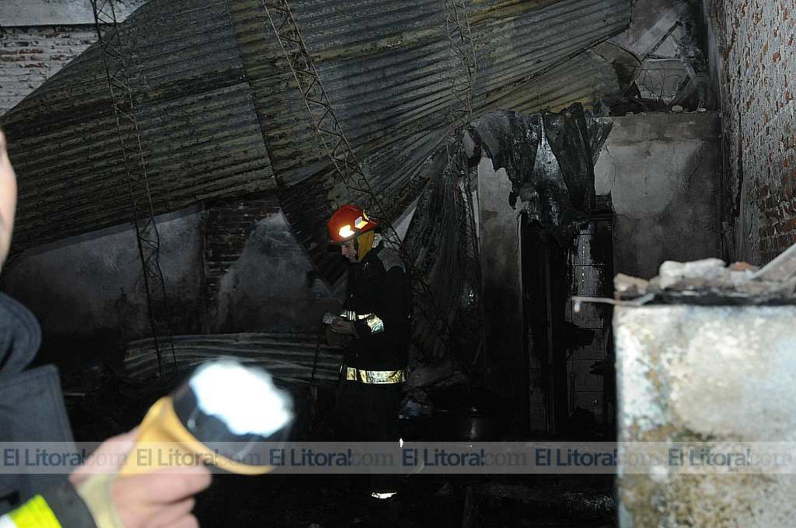Bomberos realizaron esta mañana una inspección en el taller del astillero para evaluar daños en la estructura
