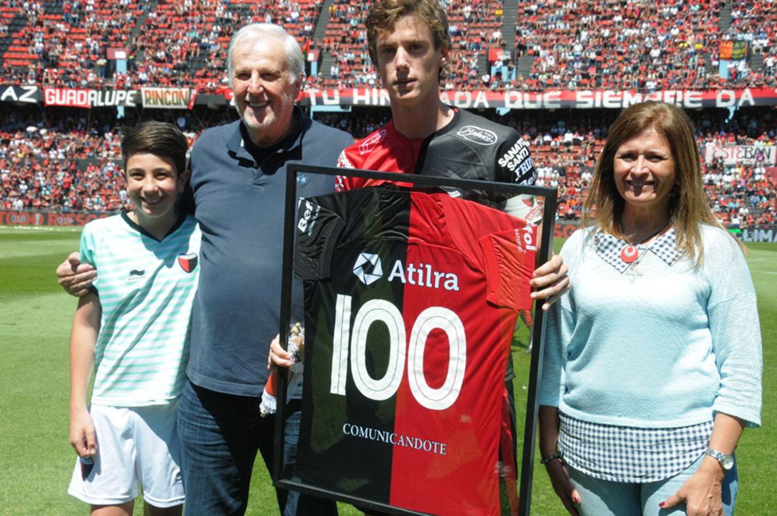 El homenaje a Conti por sus 100 partidos en Colón.