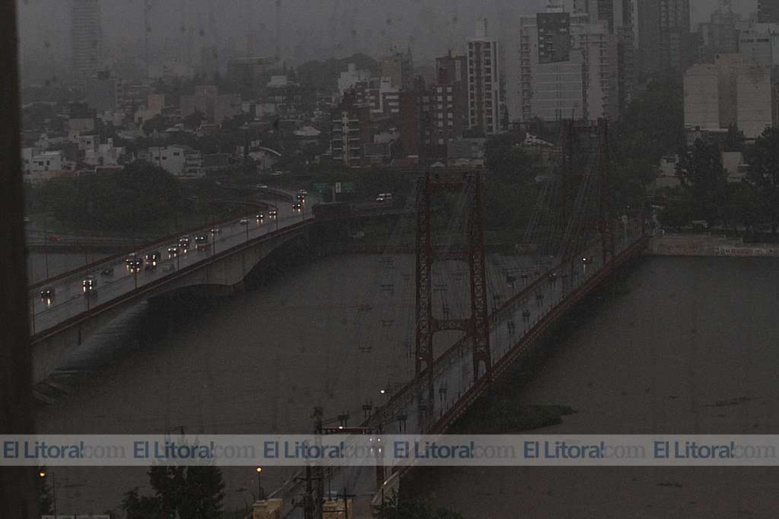 Puente colgante y Oroño desde el hotel ATE UNL