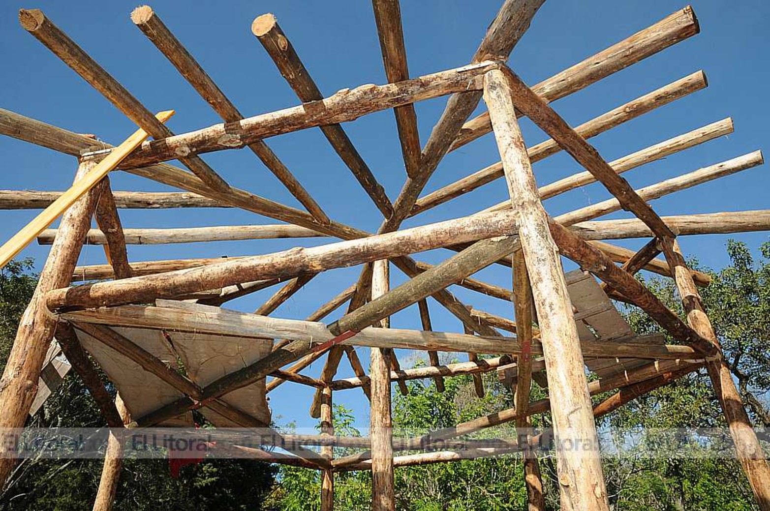Estructura realizada con troncos.